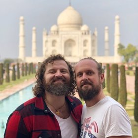 Jsou zamilovaní až po uši.