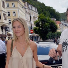 Má smysl pro humor.