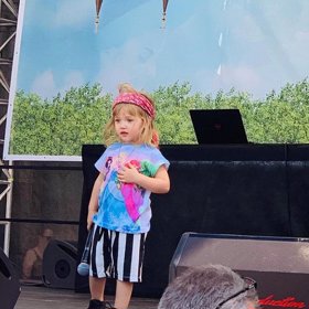 Lennon se nebojí vystoupit před davem lidí na koncertě.