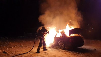 FOTO: Driftování na Pardubicku mělo pro řidiče BMW nebezpečný konec. Motor totiž začal hořet a z vozidla nenechal skoro nic. Automobil byl celý v plamenech už při příjezdu hasičů. K nehodě došlo 8. února večer.