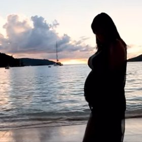 Farna se v klipu pochlubila těhotenstvím.