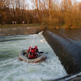 Mladíka se pokusili na břeh vytáhnout kamarádi.