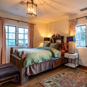 V sídle je spousta místností.