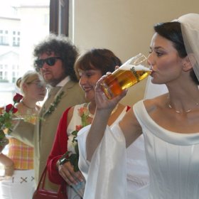 Takhle to Adéle slušelo na její první svatbě.