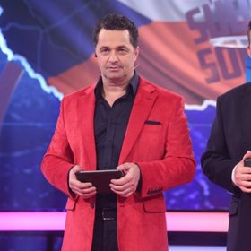 Michal Hudák s Dejdarem při moderování pořadu Souboj národů.
