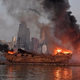 V místě výbuchu se vytvořil obří kráter a půlka přístavu je pryč.