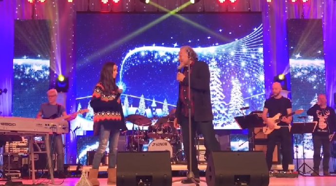 FOTO: Fanouškům udělala Ivana Gottová den před Vánoci zajisté radost. – stránka 325