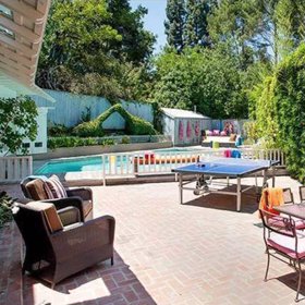 Bydlení zahrnuje rozsáhlý bazén a venkovní posezení, kde si lze užívat slunečné dny.