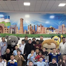 Navštěvuje sirotčince.