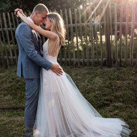 Nevěsta měla krásné šaty.