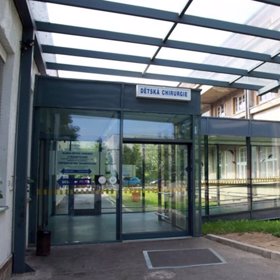 Chlapce čekají ještě vyšetření a rehabilitace, ale s chodítkem zvládá chodit sám. Brzy se snad dostane domů!