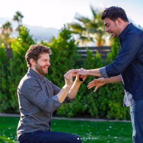 Jaymes poklekl a požádal Jonathana o ruku.