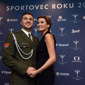 Kanoista Martin Fuksa zářil vedle své polovičky.