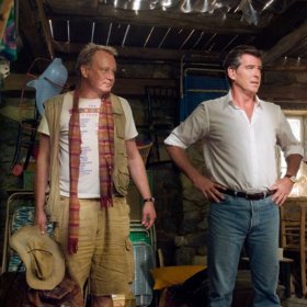 Takhle svoje bříško ukázal v muzikálu Mamma Mia (2008).