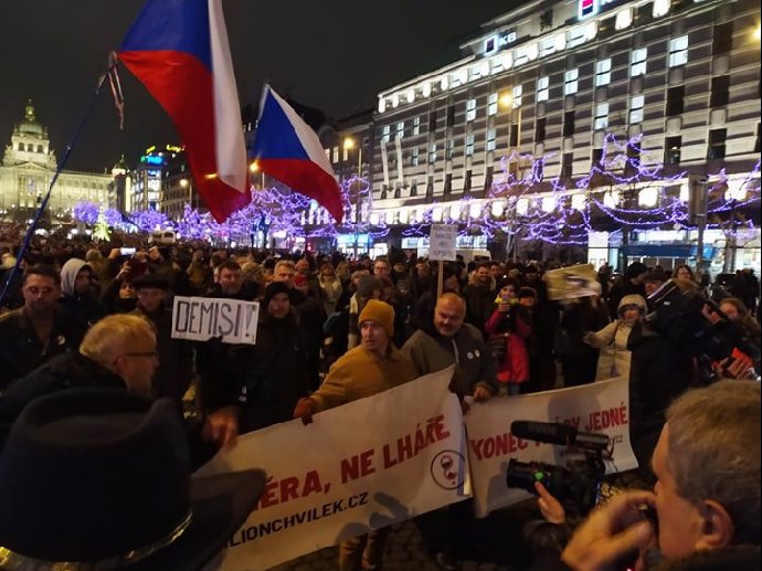 FOTO: Václavské náměstí se zaplnilo do půlky. – stránka 1616