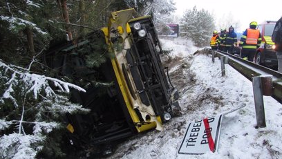 FOTO: V Třebechovicích pod Orebem havaroval autobus, převrátil se do příkopu