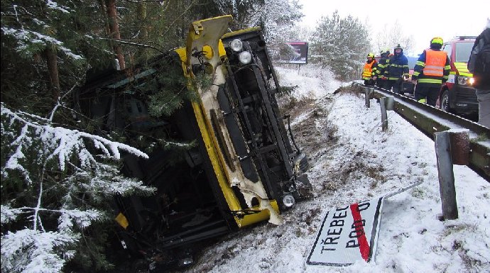 FOTO: V Třebechovicích pod Orebem havaroval autobus, převrátil se do příkopu – stránka 481