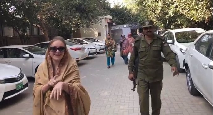 FOTO: Tereza jde k soudu. – stránka 252