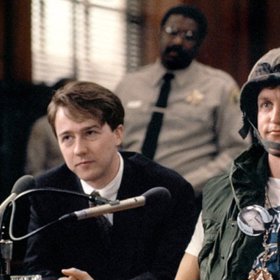 Edward Norton a Woody Harrelson ve filmu Miloše Formana.