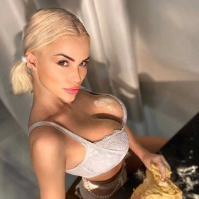 Fotky s mazancem a beránkem pojala po svém.