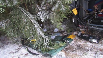 FOTO: V Třebechovicích pod Orebem havaroval autobus, převrátil se do příkopu