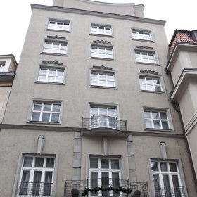 Divadlo v Dlouhé, dříve divadlo Jiřího Wolkera, kde Schelinger jeden čas pracoval jako kulisák.