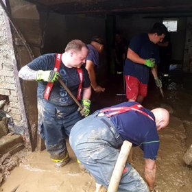 Hasiči pracují ve dne i v noci.