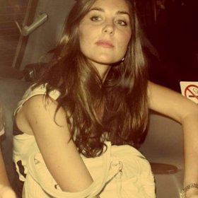 Kate zamlada a opět v taxíku.