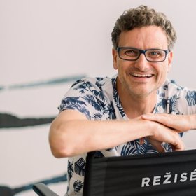 Patrik Hartl film Prvok, Šampón, Tečka a Karel i režíroval.