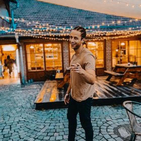 Oblíbený zpěvák a moderátor Milan Peroutka sundal dlouhé vlasy.