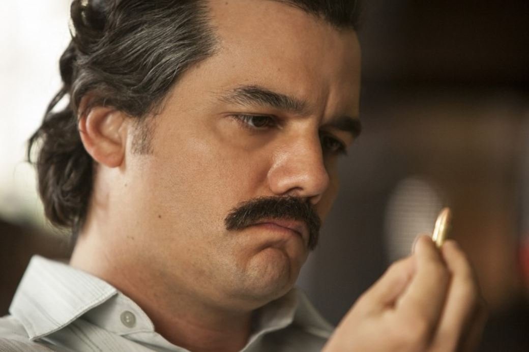 Wagner Moura jako Pablo Escobar.