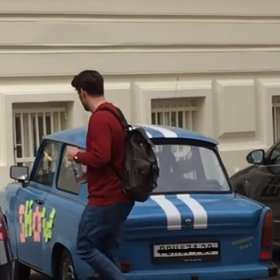 Pak Leoš nasedl do trabantu a odjel.