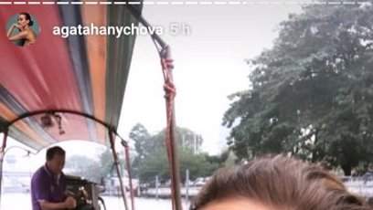 FOTO: Agáta Prachařová ukázala na lodi svůj dekolt.