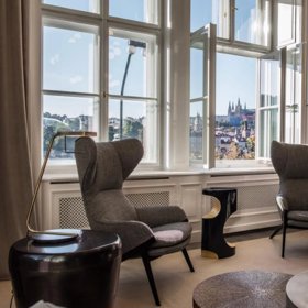 Doménou bytu, který Petr Nedvěd prodává, je obrovský obývací pokoj.