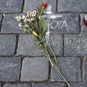 Staroměstským náměstím se nese velmi smutná atmosféra.