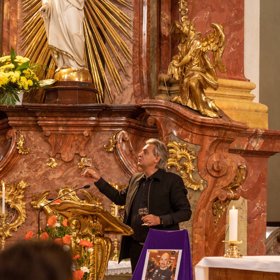 Smuteční řeč Boury byla opravdu dojemná.