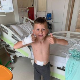 Už je v pořádku doma a chce vybrat peníze na dalších 30 medvídků, jeden stojí kolem 870 korun. Statečný chlapec s velkým srdcem.