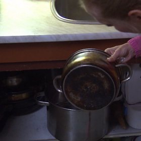 Alena se bála v kuchyni čehokoliv dotknout.