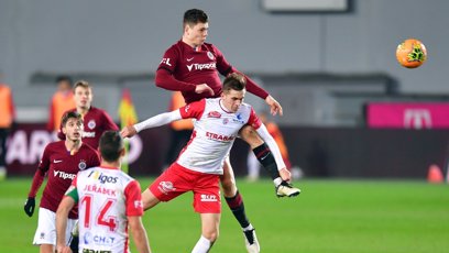 FOTO: Ladislav Krejčí mladší tvrdě fauluje Tomáše Solila z Pardubic.