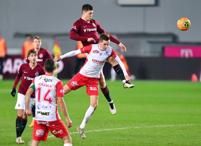 FOTO: Ladislav Krejčí mladší tvrdě fauluje Tomáše Solila z Pardubic.