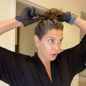 Teri Hatcher si vlasy doma barví už léta, za kadeřníka příliš neutrácí. Proto dala svým fanouškům na Instagram návod, jak se z pohodlí domova zbavit šedin.