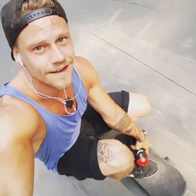 Adam dal Agátě unfollow.