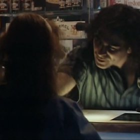 Sagvan Tofi se chystá k polibku.