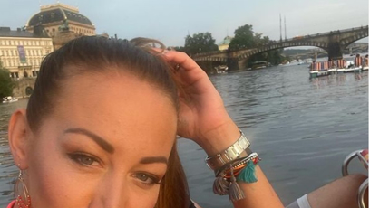 FOTO: Agáta na šlapadlech.