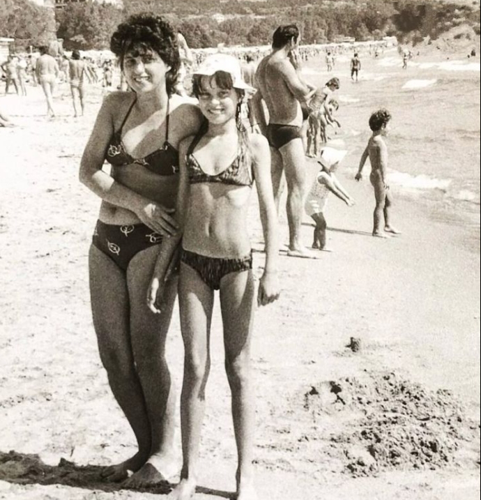 FOTO: Simona Krainová v mládí se svou maminkou. – stránka 808