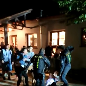 Opilí fanoušci zaútočili na policejní hlídku.