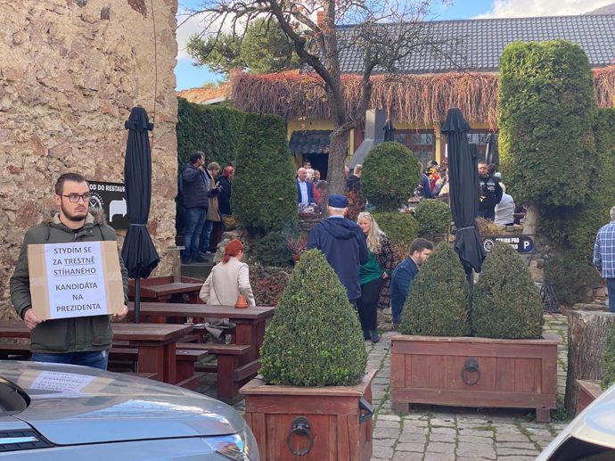 FOTO: První protestující v Oseku. – stránka 1048