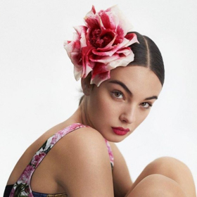 Krásná Deva Cassel v modelu od Dolce & Gabbana.