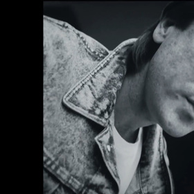 Meky a jeho pověstné brýle.