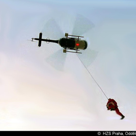 Vrtulník nad hotelem Olympik.